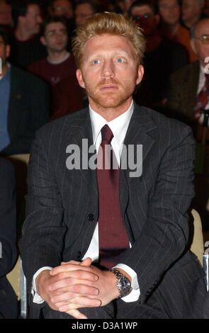 (Dpa) - der ehemalige Tennis-Champion Boris Becker, abgebildet auf der Jahrestagung der allgemeinen Geschäftsbedingungen der deutschen Fußball club "FC Bayern München" in München, 14. Februar 2002. Becker ist sehr interessiert an Fußball, vor allem seine Lieblings-Club, FC Bayern München. Stockfoto