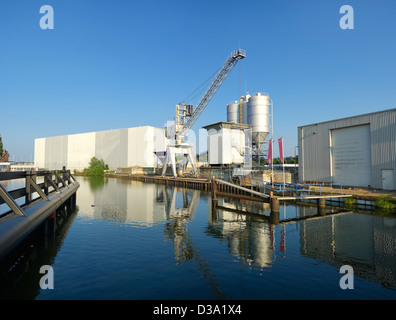 Zementfabrik mit Kran und silos Stockfoto