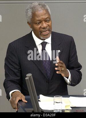 (Dpa) - Kofi Annan, Generalsekretär der Vereinten Nationen, hält eine Rede im Deutschen Bundestag in Berlin, 28. Februar 2002. Er wies darauf hin, seine Wertschätzung für Deutschlands Anstrengungen bei der Sicherung von Frieden in der Welt. Er unterstützte auch die Verlängerung der deutschen Mission in Afghanistan. Stockfoto