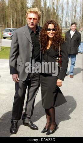 (Dpa) - der ehemalige deutsche Tennis champion Boris Becker und seine neue Freundin Patrice Farameh, angekommen, um die musikalische Gala "Ludwig II" in Schloss Neuschwanstein in der Nähe von Füssen, Bayern, 7. April 2002 teilnehmen. Stockfoto