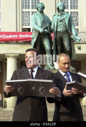 (Dpa) - Bundeskanzler Gerhard Schroeder (l) und russische Präsident Vladimir Putin vor dem Goethe-Schiller-Denkmal in Weimar, 10.4.2002. Vor ihrem Treffen mit dem Secretary Of State sie Weimars Innenstadt besucht und erhielten vom Bürgermeister-Bilderbücher. Stockfoto