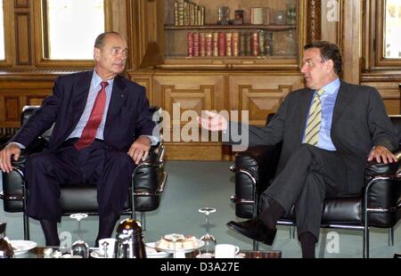 (Dpa) - französischer Präsident Jacques Chirac (L) und der deutsche Bundeskanzler Gerhard Schröder in den Gesprächen während des deutsch-französischen Gipfels in Schwerin, Deutschland, 30. Juli 2002 abgebildet. Während des Tages-Gipfels standen die Situation im Nahen Osten und in Afghanistan und die Erweiterung der europäischen Un Stockfoto