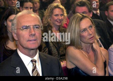 (Dpa-Dateien) - Franz Beckenbauer, Bundespräsident der Fußball-Nationalmannschaft-FC Bayern München und seiner zweiten Frau Sybille während der "goldenen Europa" award in Saarbrücken (Deutschland), 2. Februar 2000. Nach seiner ersten Ehe mit Brigitte von 1966 bis 1990 heiratete Beckenbauer seine zweite Frau Sybille Stockfoto