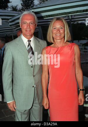 (Dpa-Dateien) - Franz Beckenbauer, Bundespräsident der Fußball-Nationalmannschaft-FC Bayern München und seiner zweiten Frau Sybille während einer Party der 19. Adidas Golfturnier in Herzogenaurach (Deutschland), 13. August 2001. Nach seiner ersten Ehe mit Brigitte von 1966 bis 1990 heiratete Beckenbauer seine s Stockfoto