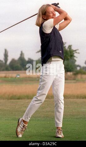 (Dpa-Dateien) - Sybille Beckenbauer, Ehefrau von Franz Beckenbauer, Bundespräsident der Fußball-Nationalmannschaft-FC Bayern München spielt Golf während der 19. Adidas-Golf-Turnier in Herzogenaurach (Deutschland), 13. August 2001. Nach seiner ersten Ehe mit Brigitte von 1966 bis 1990 heiratete Beckenbauer seine Stockfoto