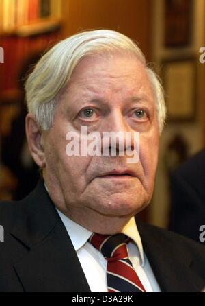(Dpa) - Helmut Schmidt, ehemalige westdeutsche Kanzler und Herausgeber der deutschen Zeitung "Die Zeit", während der 80. Geburtstag des ehemaligen Leiters des Nahost-Ausschusses der Sozialistischen Internationale (SPD), Hans-Jürgen Wischnewski in Köln 24. Juli 2002 abgebildet. Stockfoto
