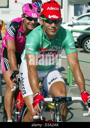 (Dpa) - australische Robbie McEwen Lotto Team Fahrten vor deutschen Erik Zabel des Telekom-Teams während der 15. Etappe der Tour De France von Vaison-la-Romaine bis Les-Deux-Alpes, InVaison-la-Romaine, 23. Juli 2002. Stockfoto