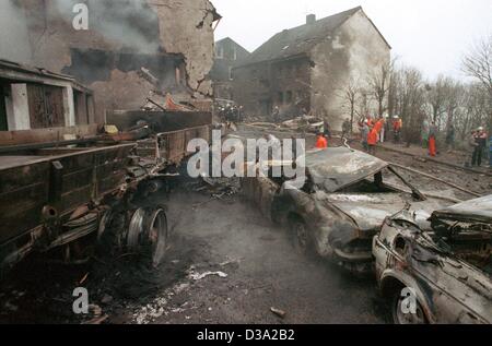 Ausgebrannte Häuser und zerstörten Autos nach einer US-Düsenjäger "A 10 Thunderboldt II" stürzte in ein Wohngebiet von Remscheid, Deutschland, 8. Dezember 1988, sechs Menschen getötet und verletzt wurden etwa 50. Stockfoto
