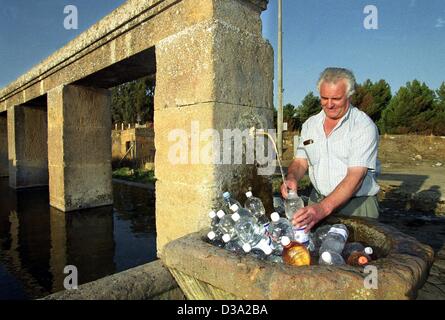 (Dpa) - ein Mann füllt Trinkwasser aus einem Aquädukt in Kunststoff-Flaschen, in der Nähe von Caltanissetta, Sizilien, 20. Juli 2002. Die schweren Wassermangel auf der Mittelmeerinsel verursacht durch Mangel an Regen, marode Wasserleitungen und Diebstahl von Wasser. Wie in den meisten Städten gibt es keine mehr Leitungswasser, Tanker eine Stockfoto