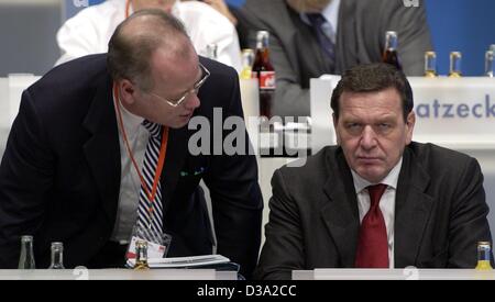 (Dpa-Dateien) - deutsche Verteidigung-Minister Rudolf Scharping (L) nimmt seinen Platz neben Bundeskanzler Gerhard Schroeder während der Bundespartei Kloster in Nürnberg, Deutschland, 19. November 2001. Scharping wurde von Bundeskanzler Gerhard Schröder 18. Juli 2002 entlassen Folgendes, daß er berichtet dabei in Office Stockfoto