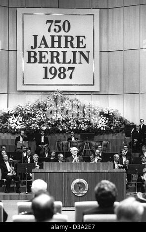 (Dpa-Dateien) - Erich Honecker, Staatsoberhaupt der DDR, hält seine Rede anlässlich des 750. Jahrestages der Stadt Berlin im Palast der Republik in Ost-Deutschland, 23. Oktober 1987. Stockfoto