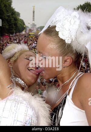 (Dpa) - Nachtschwärmer küssen einander auf einem Schwimmer während der Techno-Musik Love Parade in Berlin, Deutschland, 13. Juli 2002. Stockfoto