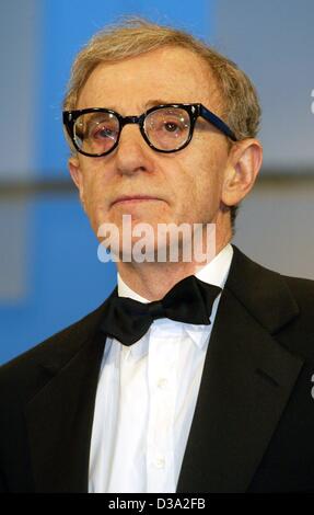 (Dpa) - US-Regisseur und Schauspieler Woody Allen steht auf der Bühne während der Eröffnungsfeier der 55. Internationalen Filmfestspiele in Cannes, Frankreich, 15. Mai 2002. Es ist das erste Mal, die Allen zum Festival gekommen ist. Seinen neueste Film "Hollywood Ending" eröffnete das Festival außer Konkurrenz. Stockfoto