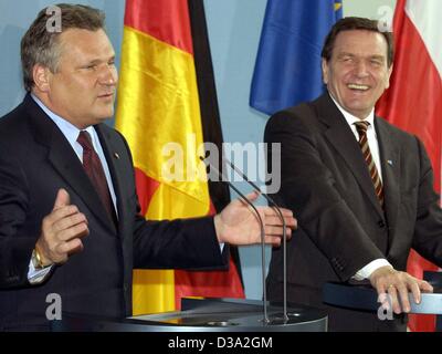 (Dpa) - die deutschen Bundeskanzler Gerhard Schröder (R) Aktien ein Lachen als der polnische Präsident Aleksander Kwasniewski spricht während einer Pressekonferenz in Berlin, 6. März 2002. Stockfoto