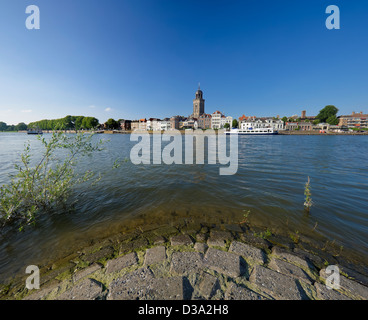 IJssel Fluss in den Niederlanden mit der Stadt Deventer im Hintergrund Stockfoto