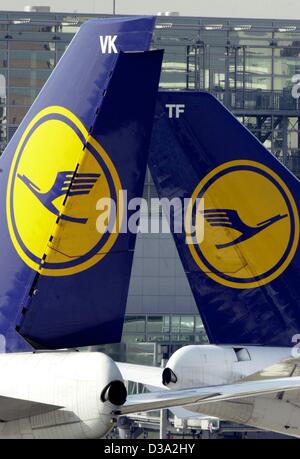 (Dpa) - hinten von hinten zwei Deutsche Lufthansa Flugzeuge stehen auf der Landebahn am Flughafen in Frankfurt am Main, Deutschland, 12. März 2002. Stockfoto