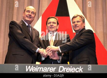 (Dpa) - von L-R französischen Präsidenten Jacques Chirac und Bundeskanzler Gerhard Schroeder polnische Präsident Aleksander Kwasniewski Hände schütteln während einer Pressekonferenz nach dem Treffen 'Weimarer Dreieck' (Logo auf der Vorderseite) in Neustadt, Deutschland, 27. Februar 2001. Stockfoto