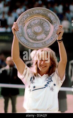 (Dpa-Dateien) - deutsche Tennisspielerin Steffi Graf präsentiert ihre Trophäe, einem silbernen Tablett nach ihrem ersten Sieg in der Damen Einzel von den All England Championships in Wimbledon, 2. Juli 1988. Sie hatte geschlagen, US-Spieler Martina Navratilova 5:7, 6:2, 6:1. Stockfoto