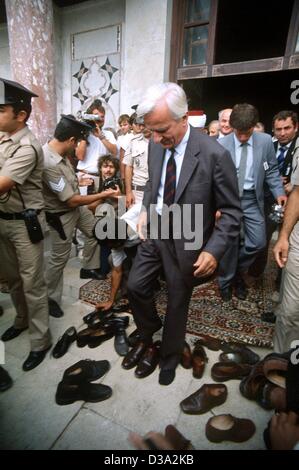 (Dpa-Dateien) - Bundespräsident Richard von Weizsaecker (M) legte seine Schuhe auf nach seinem Besuch in den Felsendom in Jerusalem, 8. Oktober 1985. Der deutsche Staatsmann war bei einem viertägigen Besuch in Israel. Stockfoto