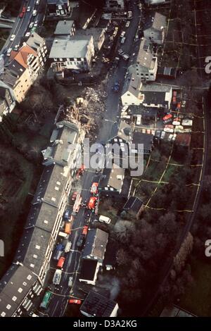 (Dpa-Dateien) - Luftbild von der Szene, wo das US-Militär jet "A 10 Thunderboldt II" stürzte in ein Wohngebiet von Remscheid, Deutschland, 8. Dezember 1988, sechs Menschen getötet und verletzt wurden etwa 50. Stockfoto