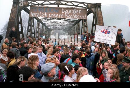 (Dpa) - Dateien DDR-Bürger herzlich willkommen geheißen wie sie passieren den Grenzübergang "Stubenrauch Straße" in Berlin, 14. November 1989. Nach der Eröffnung einige Grenzübergänge zwischen Ost- und Westdeutschland am 9. und 10. November kamen Millionen von DDR-Bürgern für einen kurzen Besuch in Westberlin und Westdeutschland. Stockfoto