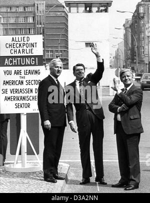 (Dpa-Dateien) - US-Präsident Ronald Reagan (C) besucht mit dann West-Berliner Bürgermeister Richard von Weizsaecker (L) und Bundeskanzler Helmut Schmidt am Grenzübergang "Checkpoint Charlie" nach Ost-Berlin, 11. Juni 1982. Der US-Präsident und seine Frau war am 9. Juni zu ihrer ersten offiziellen Visi angekommen. Stockfoto