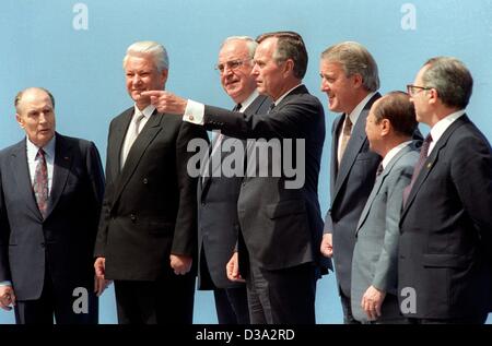 (Dpa-Dateien) - eine Datei vom 8. Juli 1992 Bild von L-R Francois Mitterrand, Boris Yeltsin, Helmut Kohl, George Bush, Brian Mulroney, Kiichi Miyazawa und der Leiter der Kommission der EG Jacques Delors sprechen vor dem Weltgipfel für die Wirtschaft in München, 6. Juli 1992. Stockfoto