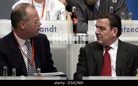 (Dpa-Dateien) - spricht Deutsch Defence Minister Rudolf Scharping (L) der Sozialdemokratischen Partei (SPD) mit Bundeskanzler Gerhard Schroeder während der SPD-Partei-Kloster in Nürnberg, Deutschland, 19. November 2001. Scharping wurde entlassen von Bundeskanzler Gerhard Schröder 18. Juli 2002 Folgendes berichtet, dass He w Stockfoto