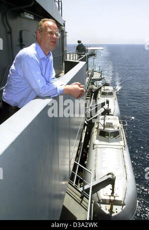 (Dpa-Dateien) - German Defence Minister Rudolf Scharping der Sozialdemokratischen Partei (SPD) während seiner Reise an Bord das Versorgungsschiff "Berlin" in der Nähe der Küste von Djibouti, Afrika, 11. Mai 2001. Scharping wurde entlassen von Bundeskanzler Gerhard Schröder 18. Juli 2002 Folgendes berichtet, daß er während Bei Stockfoto