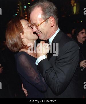 (Dpa-Dateien) - German Defence Minister Rudolf Scharping und sein Begleiter Kristina Countess Pilati-Borggreve tanzt mit ihre Arme eng um einander in der Presseball des Sports in Frankfurt/Main, 4. November 2000. Scharping wurde entlassen von Bundeskanzler Gerhard Schröder 18. Juli 2002 folgende Stockfoto