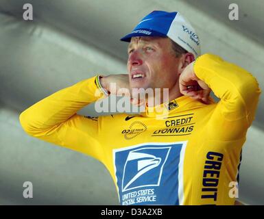 (Dpa) - US-Radsportler Lance Armstrong von der US Postal Service-Team über das gelbe Trikot nach dem Gewinn der 11. Etappe der Tour De France von Pau, La Mongie durch die Pyrenäen in La Mongie, 18. Juli 2002 zieht. Stockfoto