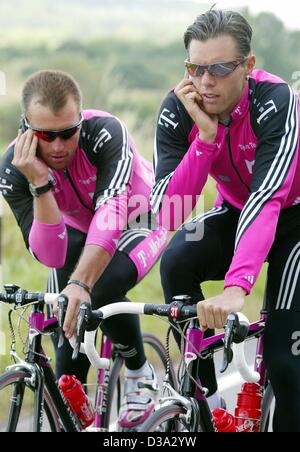 (Dpa) Steffen Wesemann (L) und Danilo Hondo, halten deutsche Fahrer des Teams Deutsche Telekom ihre Handys in der Hand während einer Trainingseinheit in Epernay, 4. Juli 2002. 89. Tour de France weltweit führende Radsport-Event startet in Luxemburg, 6. Juli 2002. Stockfoto