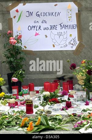 (Dpa) - Blumen und Kerzen liegen vor einem Plakat lesen "In Gedenken an Die Opfer Und Ihre Familien" (in Erinnerung an die Opfer und ihre Familien) in Überlingen, Süddeutschland, 3. Juli 2002. In der Nacht vom 1. Juli bis zum 2 Juli hatte ein russische Charta Jet schlug in ein Frachtflugzeug Boeing in Mitte Stockfoto