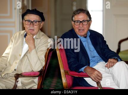 (Dpa) - Paolo und Vittorio Taviani (R), italienische Regisseure, posieren in München, 3. Juli 2002. Die Brüder gewann den Preis für eine Tolstoi-Verfilmung von "Resurrezione" (Auferstehung) auf dem 24. International Film Festival in Moskau. Beide unter der Regie des Films und Paolo schrieb das Drehbuch von der ' Res Stockfoto