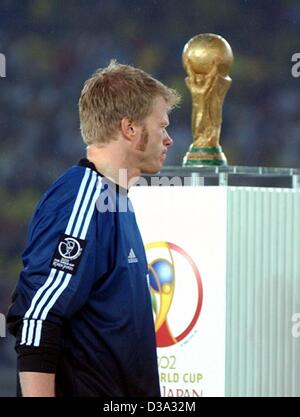 (Dpa) - Oliver Kahn, deutscher Torhüter und Team-Kapitän, enttäuscht geht vorbei an der WM-Trophäe nach der Niederlage im WM-Finale gegen Deutschland und Brasilien in Yokohama, Japan, 30. Juni 2002 FIFA. Das Spiel endete 2:0 für Brasilien, Brasilien einen fünffachen Rekordweltmeister und Germa Stockfoto