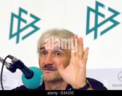 (Dpa) - Fußball-team-Coach Rudi Voeller Gesten während einer Pressekonferenz in Yokohama, Japan, 29. Juni 2002, vor der FIFA WM 2002 Korea Japan Finale gegen Brasilien. Stockfoto