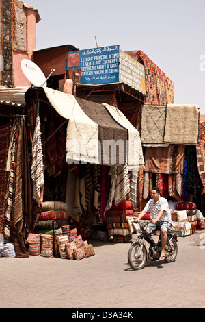 Wolldecken für Verkauf im Souk, Marrakesch, Marokko Stockfoto