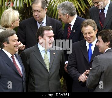 (Dpa) - (L-R) portugiesische Ministerpräsident António Guterres, Bundeskanzler Gerhard Schroeder, der britische Premierminister Tony Blair und der spanische Premierminister José Maria Aznar (Aktueller Präsident des Europäischen Rates) haben einen Lachen in einem EU-Gipfel in Barcelona, 16. März 2002. Die Köpfe der EU sta Stockfoto