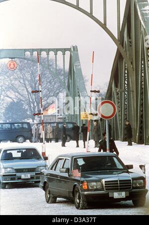 (Dpa-Dateien) - ein Datei-Bild datiert 11. Februar 1986 zeigt veröffentlicht Fallgruben in einer Limousine der amerikanischen Botschaft an der Glienicker Brücke, die Grenze zu den Ostteil der Stadt Berlin. Acht Geheimagenten haben von West und Ost Behörden ausgetauscht. Stockfoto