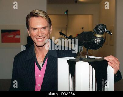 (Dpa-Dateien) - Wolfgang Joop, deutscher Designer und Couturier, abgebildet bei der Eröffnung seiner Ausstellung Kunstwerk "Belle Ile - ist schön schwarz?" in Berlin, 3. März 2000. Ökologische Katastrophen hatte Joop zu seinem Werk inspiriert: ein Vogel, bedeckt mit mehreren Schichten Lack-Ölfarbe und einem glitzernden Ring Stockfoto