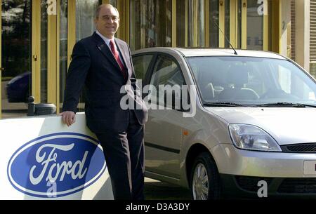 (Dpa) - Rolf Zimmermann, Vorstandsvorsitzender der Automobilhersteller Ford, steht neben einem neuen Ford Fiesta vor einer Pressekonferenz in Köln, Deutschland, 27. März 2002. Zimmermann präsentiert das Gleichgewicht des Jahres 2001 angekündigt, dass die Gruppe ein jährliches Defizit von 80 Millionen Euro, verursacht erlitten hatte durch eine Stockfoto