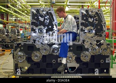 (Dpa) - ein Arbeiter am Druckmaschinenhersteller "Heidelberger Druckmaschinen" arbeitet auf einer Offsetdruck Maschinentyp SM 74 Speedmaster im Produktionswerk in Wiesloch, Deutschland, 9. April 2002. Heidelberger ist bestrebt, seinen wirtschaftlichen Wachstum in diesem Jahr zu erhöhen. Stockfoto