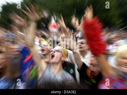 (Dpa) - Raver tanzen zu den Beats im Berliner Tiergarten während der Techno-Musik Love Parade in Berlin, Deutschland, 13. Juli 2002. Stockfoto