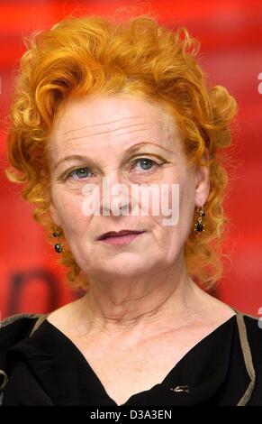 (Dpa) - britische Modedesignerin Vivienne Westwood in Berlin, 7. Juni 2002 abgebildet. Seit 1993 lehrt Westwood Mode an der Universität der Künste Berlin. Am 7. und 8. Juni werden ihre Schüler ihre Werke präsentieren. Aufgrund ihrer Abneigung der moderne Kleidung und Mode sind die meisten ihre Kostümentwürfe inspiriert. Stockfoto