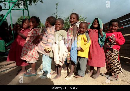 (Dpa) - Warteschlange Kinder geduldig auf die Schaukel in der Tagespflege "Chifundo Center" in den Slums von Ndirande, südliche Malawi, 12. Juni 2001. UNICEF unterstützt das kirchliche Zentrum, wo etwa 100 Kinder betreut werden. Malawi ist eines der ärmsten Länder Afrikas und seiner Bevölkerung leidet schwer Stockfoto