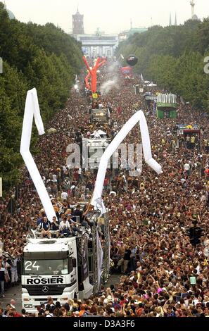 (Dpa) - ein Überblick über die Lastwagen und hunderttausende Raver während der Techno-Musik Love Parade in Berlin, Deutschland, 13. Juli 2002. Stockfoto
