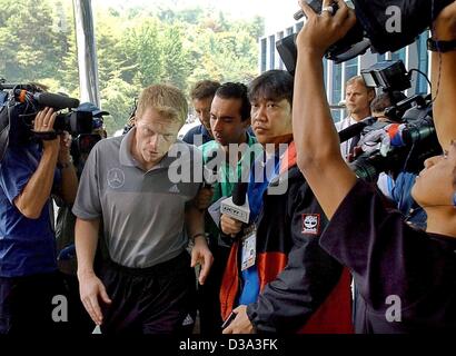 (Dpa) - Oliver Kahn, deutscher Fußball-Team-Kapitän und Torhüter, Spaziergänge durch die Journalisten in der Teamwertung Hotel in Seoul, 27. Juni 2002, vor der 2002 FIFA WM Korea/Japan Finale gegen Brasilien. Stockfoto