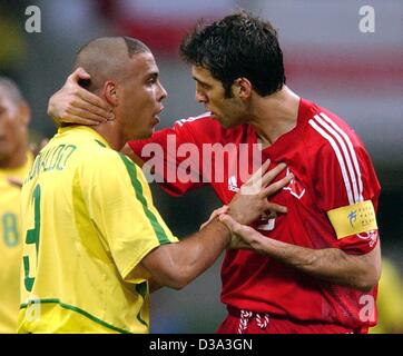 (Dpa) - argumentiert brasilianischen Spieler Ronaldo (L) mit türkischen Team Captain Hakan Suekuer während die Semi final im Stadion von Saitama, Japan, 26. Juni 2002. Das Spiel endete 1:0 für Brasilien, das zum 7. Mal für das WM-Finale qualifiziert. Stockfoto