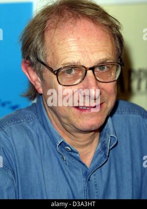 (Dpa) - präsentiert britische Regisseur Ken Loach seinen neuen Film "Sweet Sixteen" bei den Filmfestspielen in Cannes, 21. Mai 2002. Stockfoto