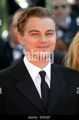(Dpa) - US-Schauspieler Leonardo Di Caprio lächelt, als er bei den 55. Internationalen Filmfestspielen in Cannes, 20. Mai 2002 ankommt. Stockfoto